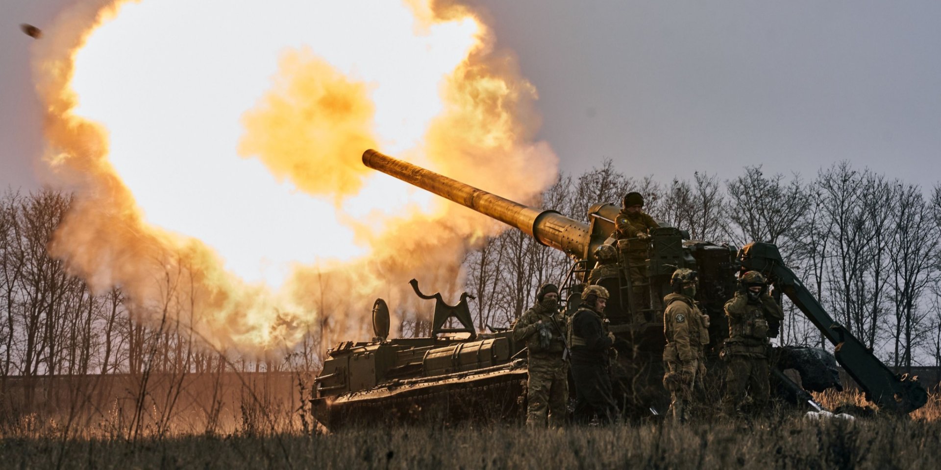 Артилеристи 43-ї ОАБр ведуть вогонь по російських позиціях (Фото: 43-тя окрема артилерійська бригада імені гетьмана Тараса Трясила/Facebook)