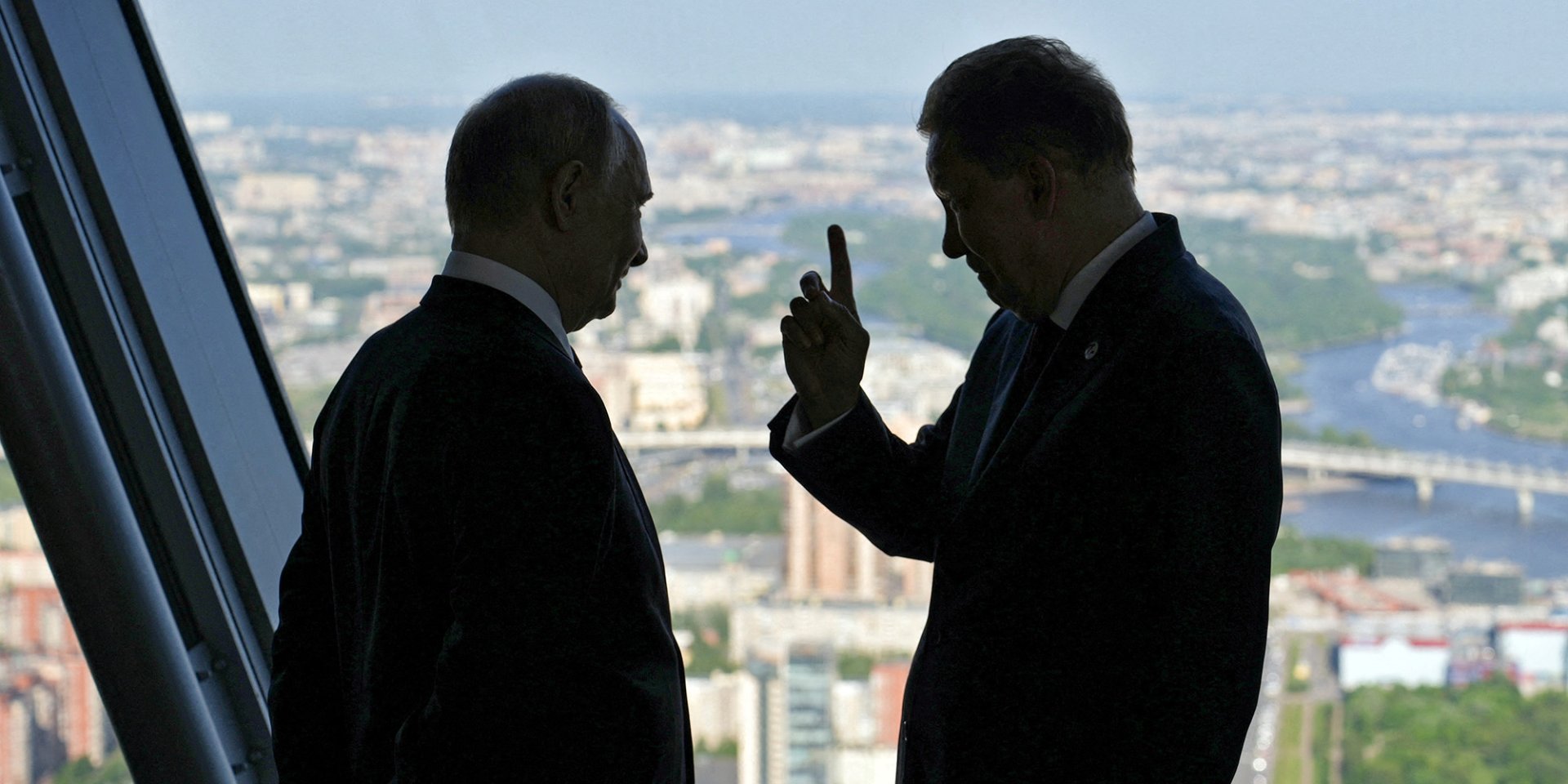 Диктатор Володимир Путін спілкується з гендиректором Газпрому Олексієм Міллером під час візиту до бізнес-вежі Lakhta Centre у Санкт-Петербурзі. (Фото: REUTERS)