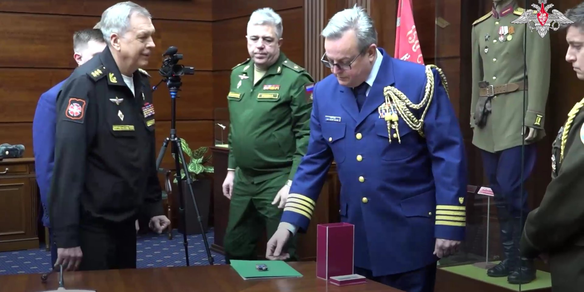 Admiral Igor Kostyukov (on the right), head of Russia’s military intelligence (GRU), handing the UAV controller to the U.S. military attaché. (Photo: Russian Defense Ministry)