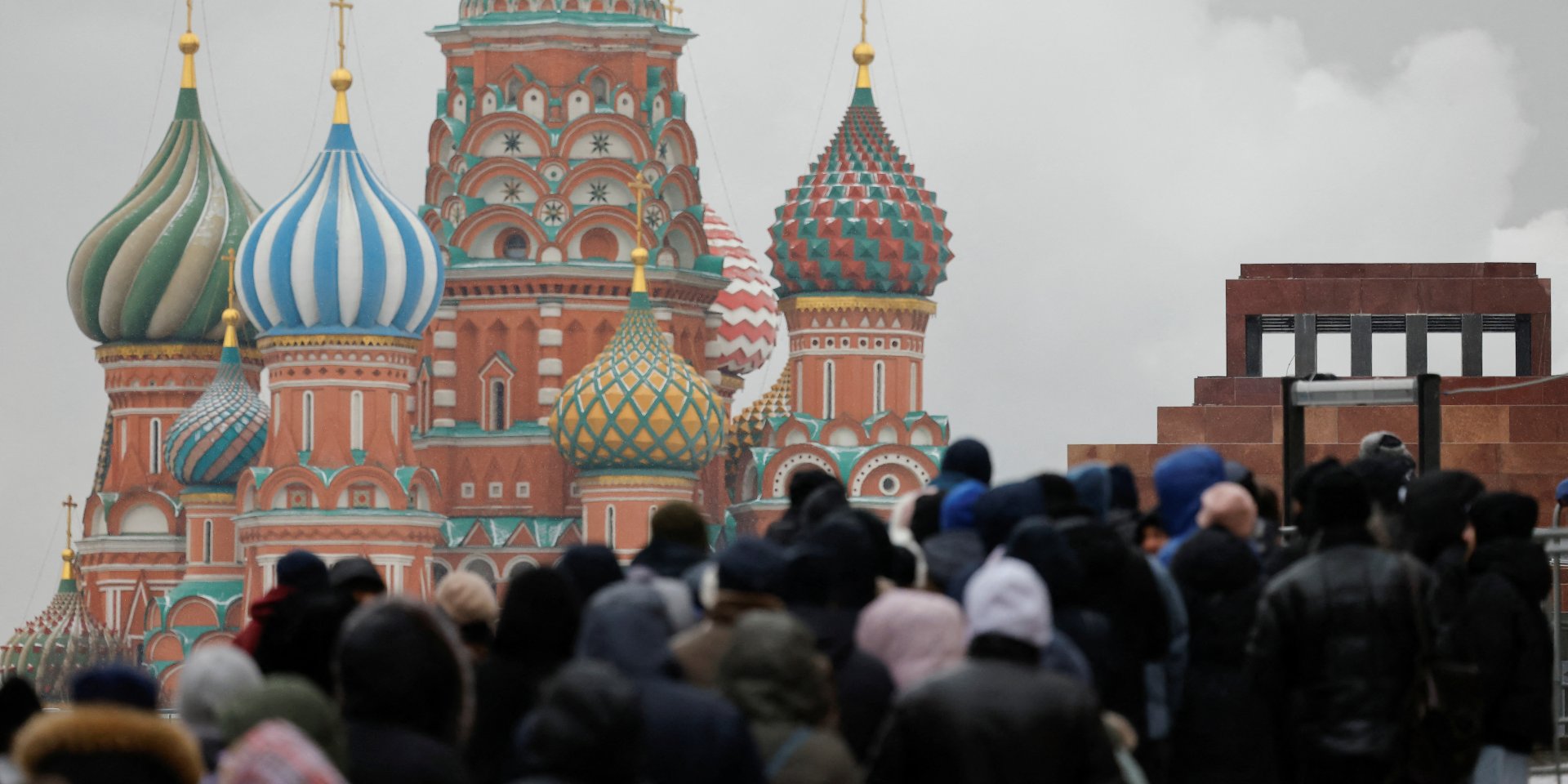Черга людей на Красній площі в Москві (Фото: REUTERS/Maxim Shemetov)