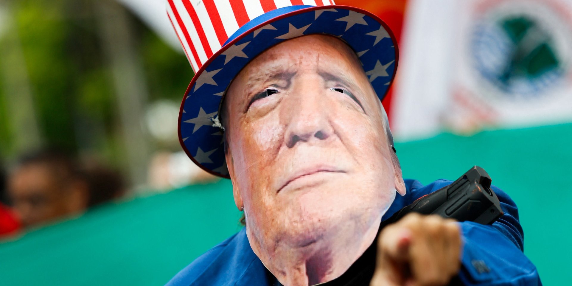 Бразильский протестующий в маске Трампа (Фото: REUTERS/Tuane Fernandes)