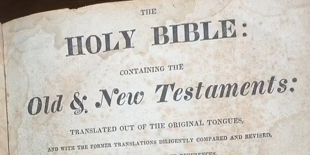 Анализ редкого издания Библии 1818 года получил огласку в сети/скриншот с видео (Фото: kaypodgee/instagram)
