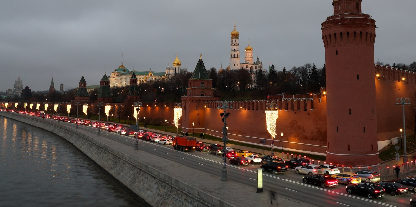 Черга автомобілів у заторі на набережній біля Кремля в центрі Москви, 2 грудня 2025 рік. (Фото: REUTERS/Anastasia Barashkova)