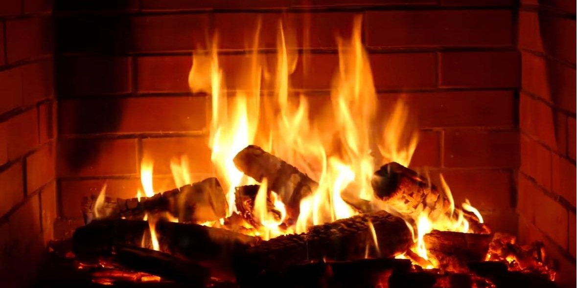Звук потріскування дерева в каміні (Фото: Fireplace 10 hours/YouTube/Скриншот)