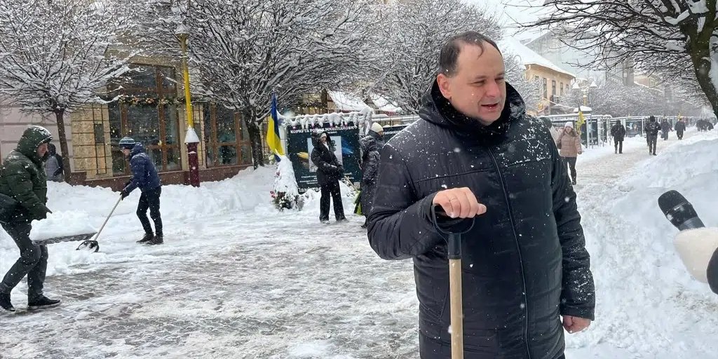 Мер Франківська долучився до очищення міста від снігу (Фото: GALKA IF.UA)
