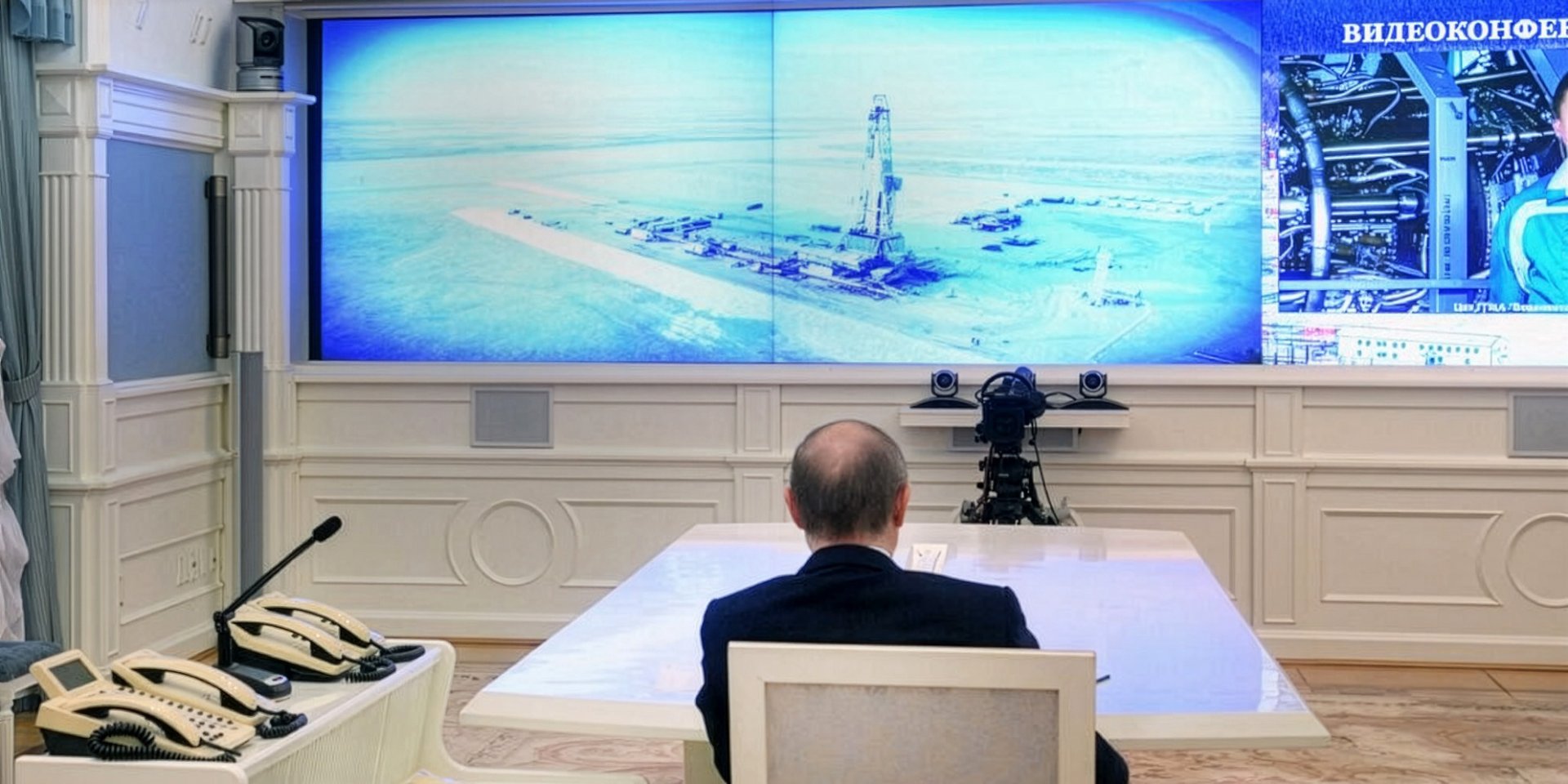 Владимир Путин, российский диктатор, по видеосвязи принял участие в запуске и развитии нефтепроводов «Заполярье — Пурпе» (соединяет месторождения Ямала с магистральной системой РФ) и «Куюмба — Тайшет» (выводит нефть из Восточной Сибири в трубопровод для экспорта, в том числе в Азию). (Фото: ДР)