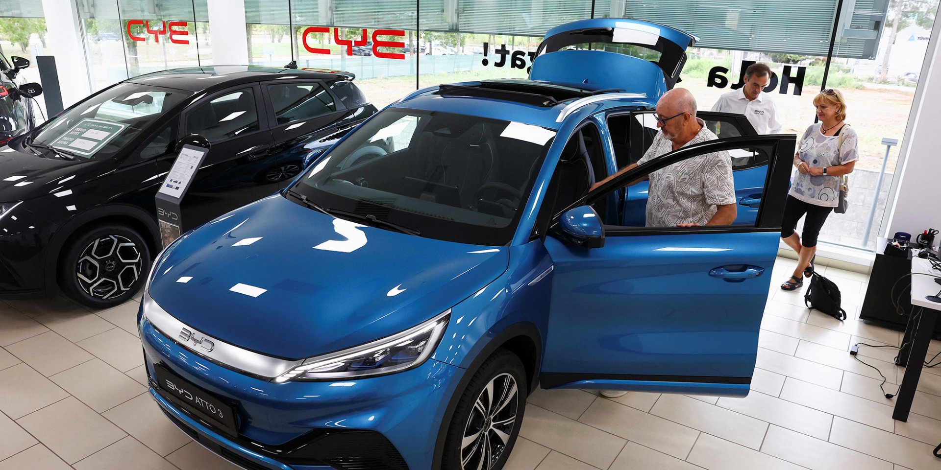 Покупці оглядають автомобіль у дилерському центрі BYD в іспанському місті Сант-Кугат-дель-Вальєс (Фото: Reuters/Albert Gea)