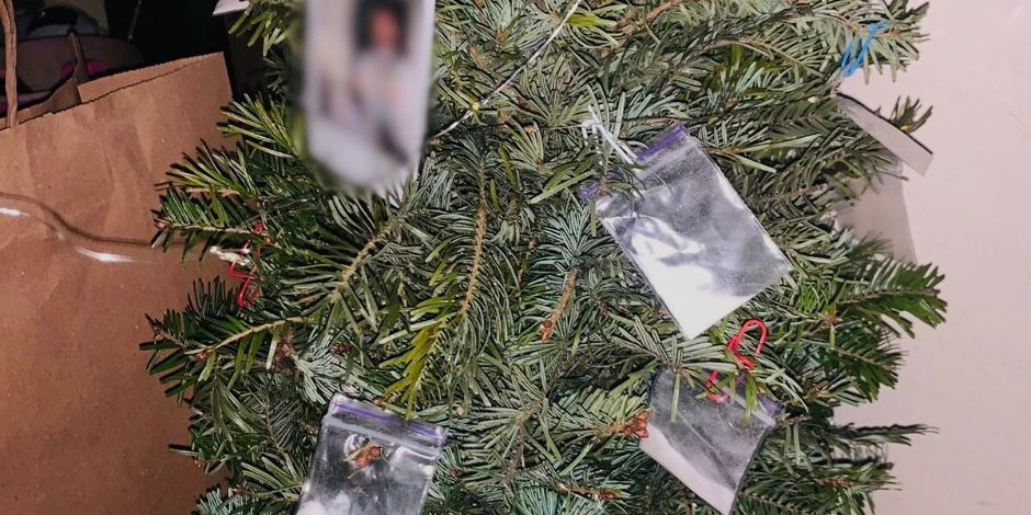 У наркоторговця ялинка була прикрашена наркотиками (Фото: Прокуратура Києва/Telegram)