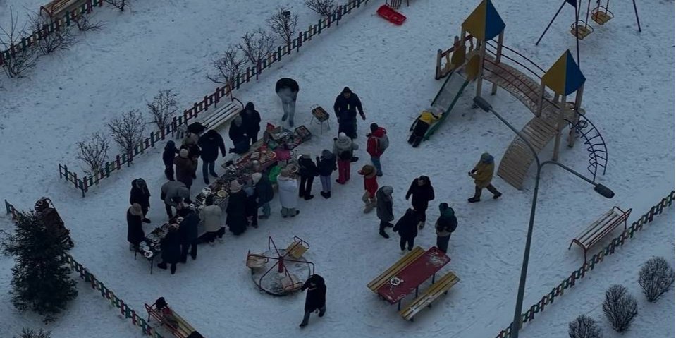 Киевляне устроили пикник во время отключений света (Фото: kseerl/Threads)