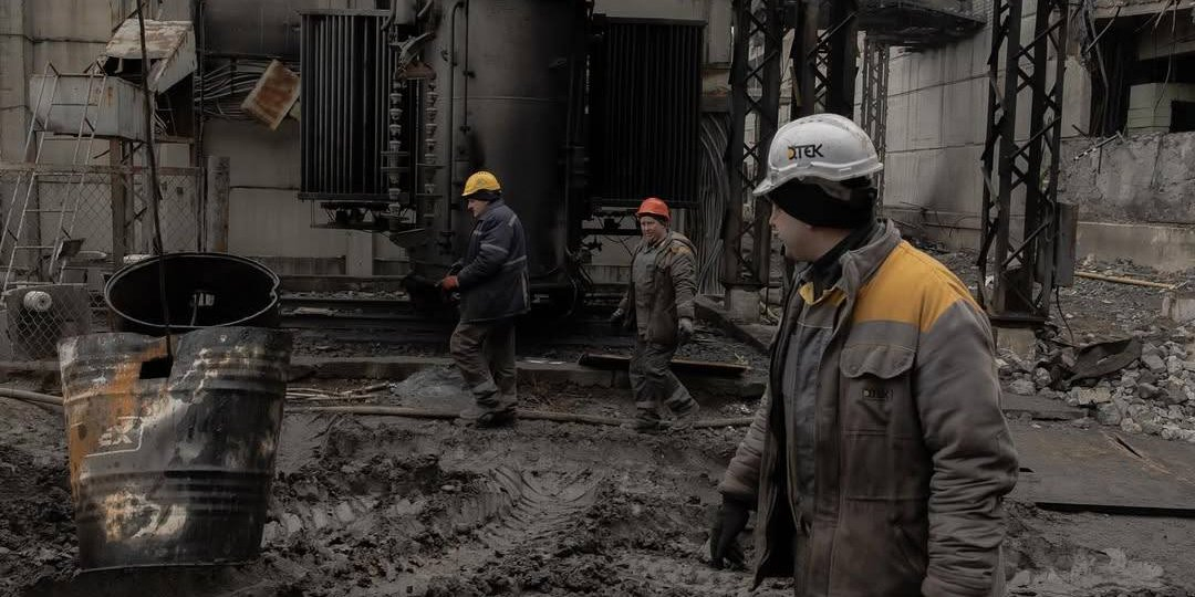 Ukrainian repair crews at work (Photo: @V_Zelenskiy_official)