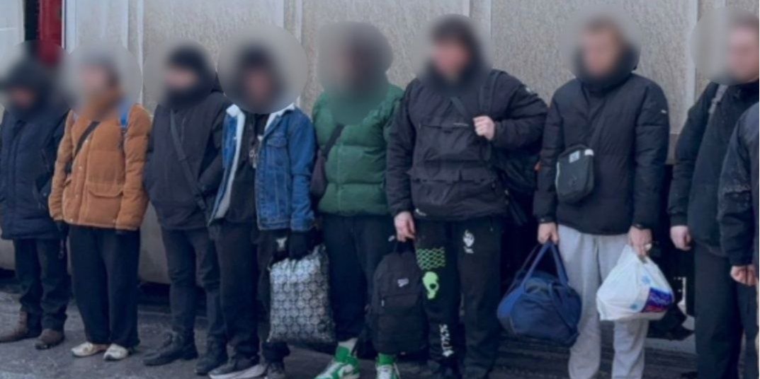 На Буковині викрили іноземця, який намагався вивезти за кордон сімох чоловіків (Фото: Чернівецька прокуратура/Telegram)
