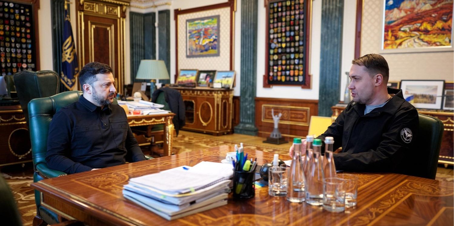 Президент Володимир Зеленський заслуховує першу доповідь очільника ОП Кирила Буданова (Фото: ОП)