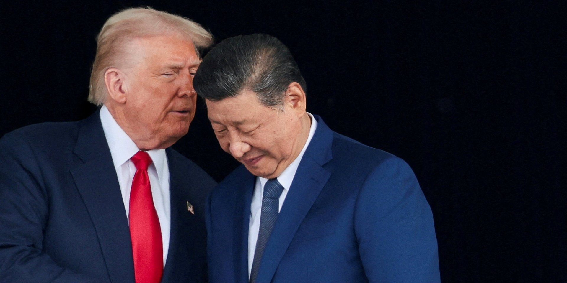 Дональд Трамп і Сі Цзіньпін на саміті APEC у Пусані, 30 жовтня 2025 року (Фото: REUTERS/Evelyn Hockstein/File Photo)