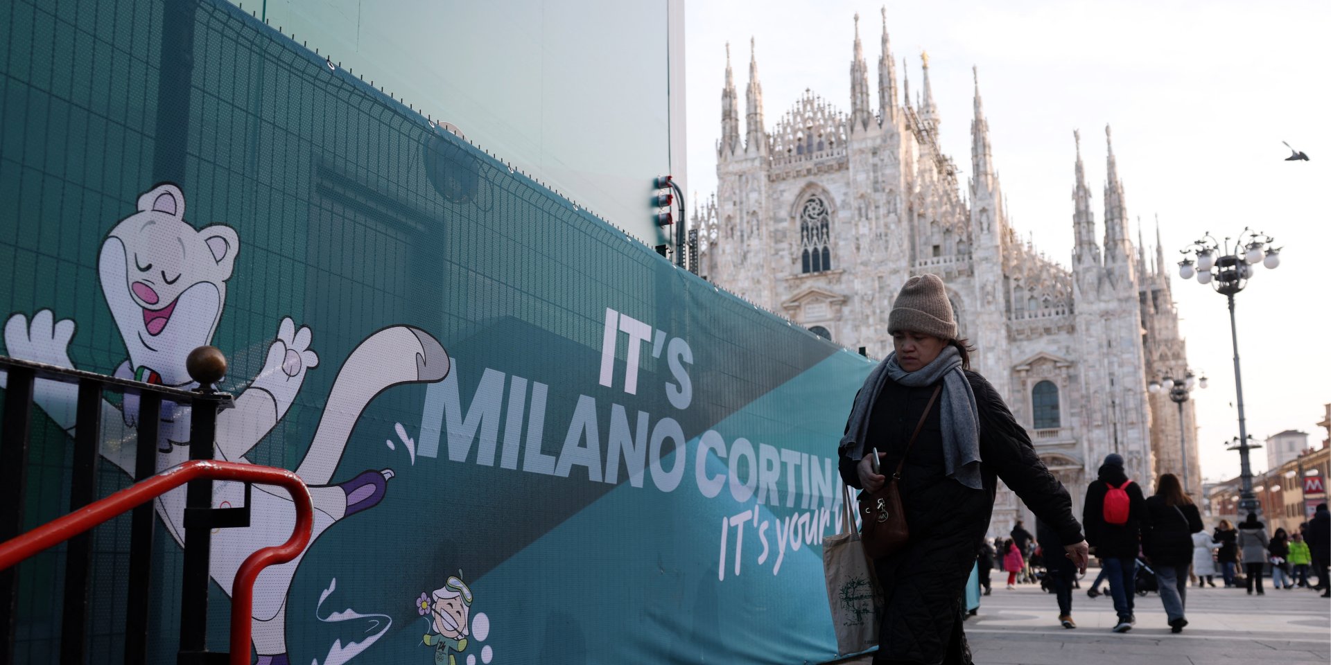 Лого Олимпиады на центральной площади Милана (Фото: REUTERS/Claudia Greco)