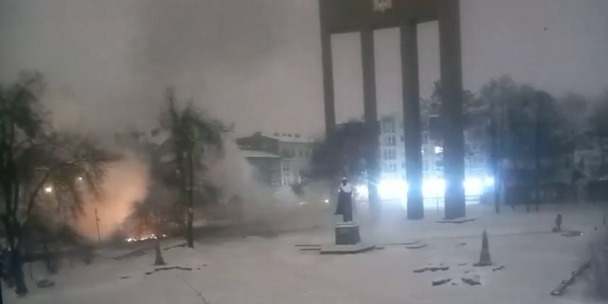Російський шахед влучив у центрі Львова поряд з пам’ятником Бандері, 15 січня 2026 року (Фото: Скриншот відео / Андрій Садовий)