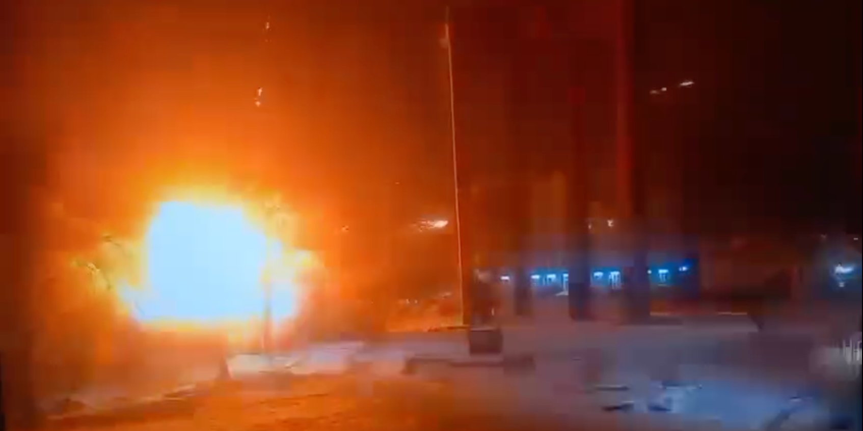 Російський шахед влучив у центрі Львова поряд з пам’ятником Бандері, 15 січня 2026 року (Фото: Скриншот відео / Андрій Садовий)