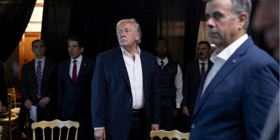 Президент США Дональд Трамп і директор ЦРУ Джон Реткліфф стежать за військовою операцією у Венесуелі з кімнати в Мар-а-Лаго, Флорида, США, 3 січня 2026 року (Фото: @realDonaldTrump/Handout via REUTERS)