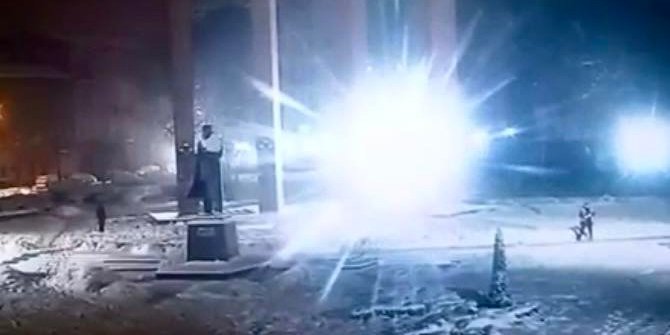 Російський шахед влучив у центрі Львова поряд з пам’ятником Бандері (Фото: Скриншот із відео / Андрій Садовий)