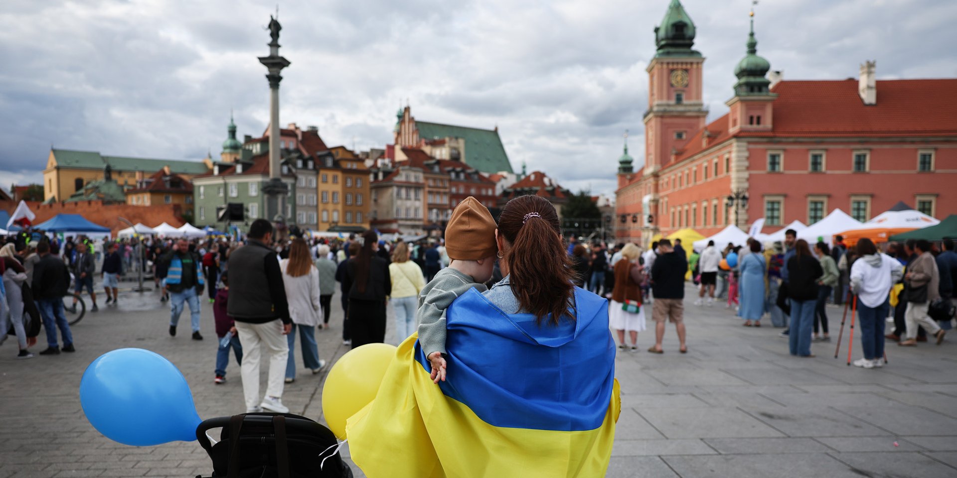 Трохи менше одного мільйона українців мають статус тимчасового захисту у Польщі, а загалом у цій країні мешкають орієнтовно 2 млн співвітчизників (Фото: Jakub Porzycki/Anadolu via Getty Images)