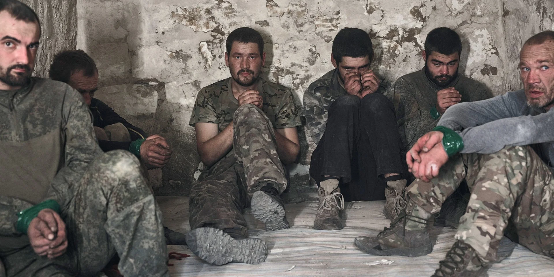 Військові армії РФ, захоплені бійцями 82-ї десантно-штурмової бригади ЗСУ в районі між Добропіллям і Покровськом, чекають на подальше етапування в тил (Фото: Kostyantyn Liberov / Libkos / Getty Images)