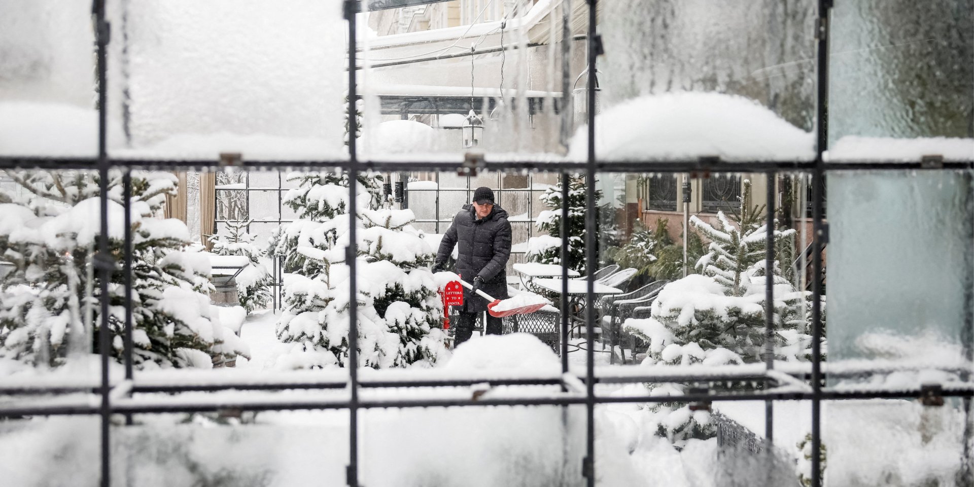 Чоловік чистить сніг морозного зимового ранку в Києві (Фото: REUTERS/Gleb Garanich)