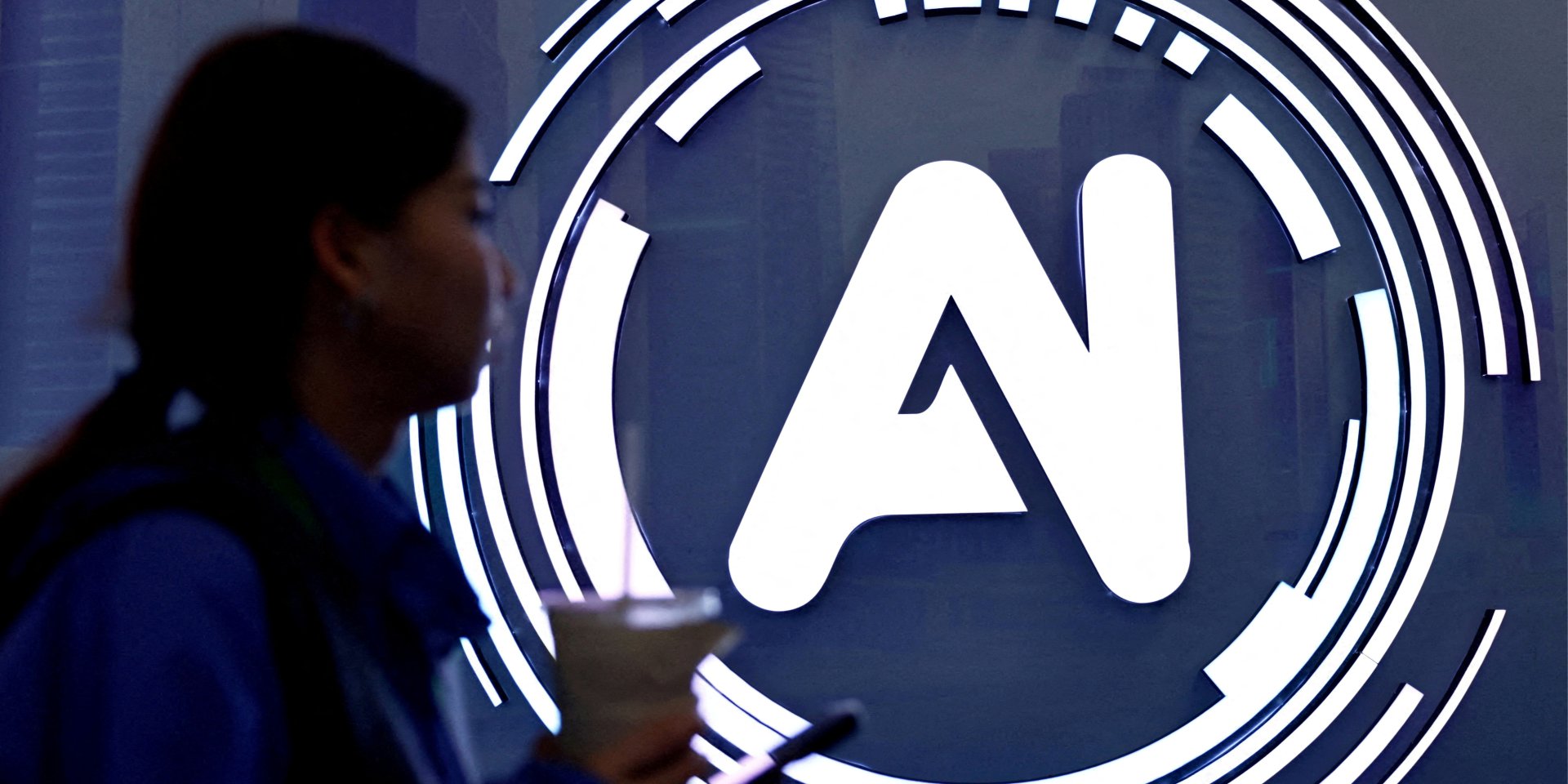 Жінка проходить повз табличку з написом «ШI» на Всесвітній інтернет-конференції в місті Учжень, Китай, 8 листопада 2025 року (Фото: REUTERS/Tingshu Wang)