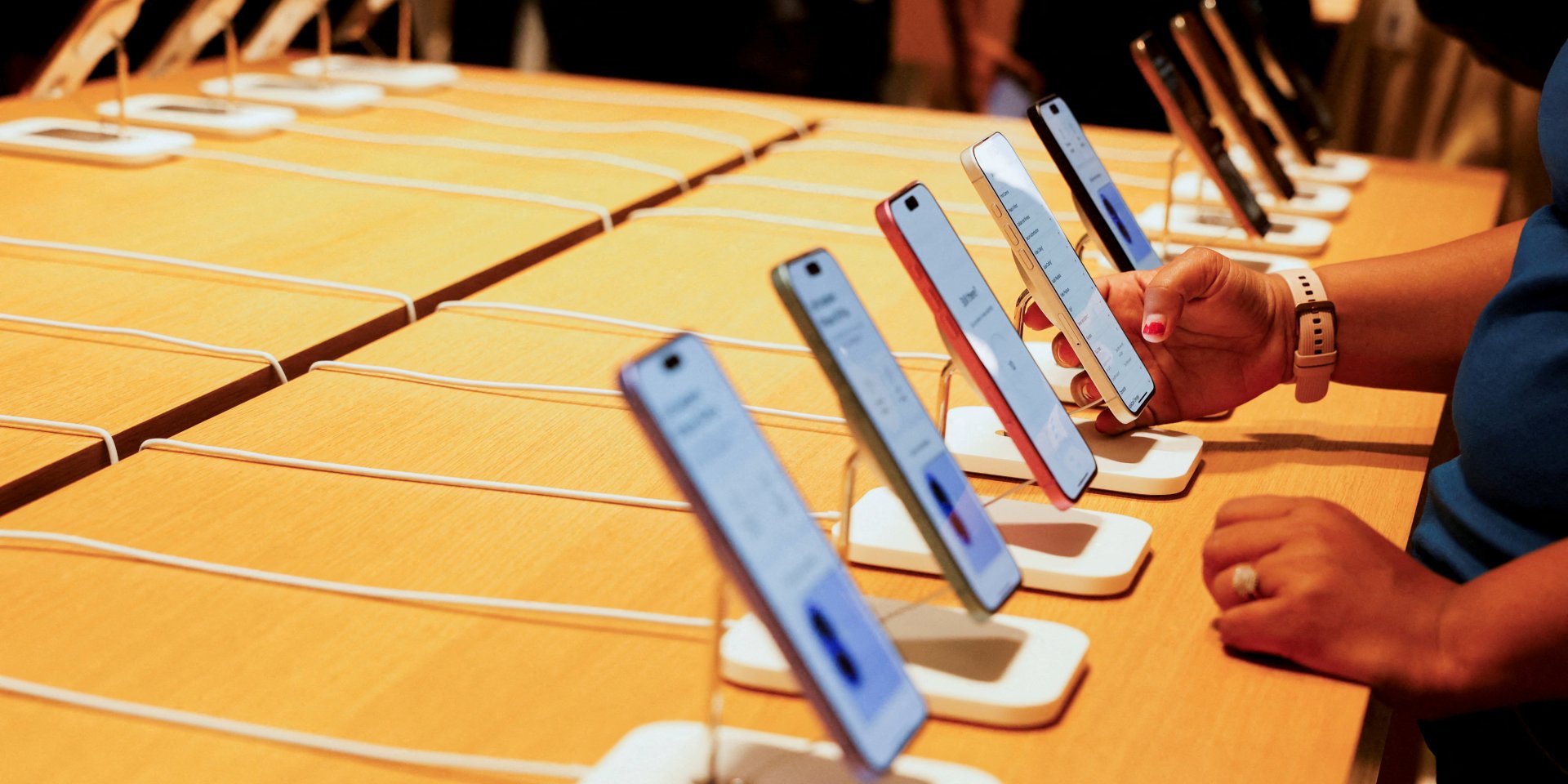 Apple до конца 2026 года планирует перенести большую часть производства iPhone для американского рынка из Китая в Индию (Фото: REUTERS/Priyanshu Singh/File Photo)