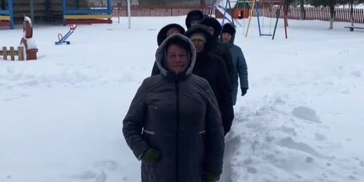 Воспитательницы сняли видео в TikTok и прославились (Фото: Детсад Ленок/TikTok/скриншот Суспільне)