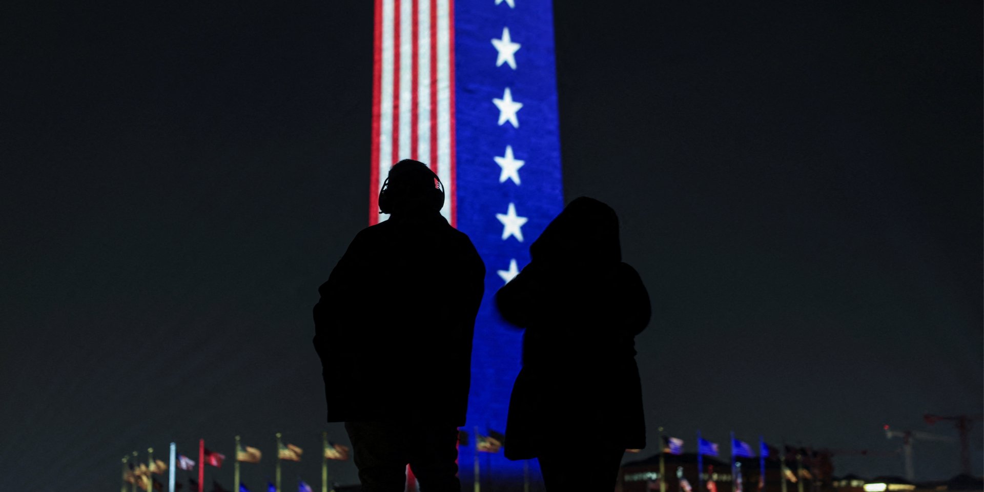 Зображення прапора США, спроєктоване на монумент Вашингтона, 4 січня 2026 року (Фото: REUTERS/Tyrone Siu)