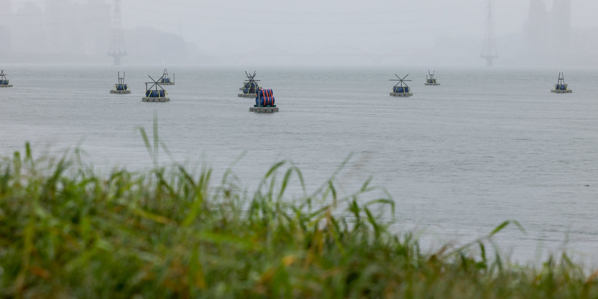 Вибухові пристрої, розміщені тайванськими військовими на річці Тамсуї у відповідь на проведення Китаєм навчань Місія справедливості 2025 навколо Тайваню, Тайбей, 31 грудня 2025 року (Фото: REUTERS/Ann Wang)