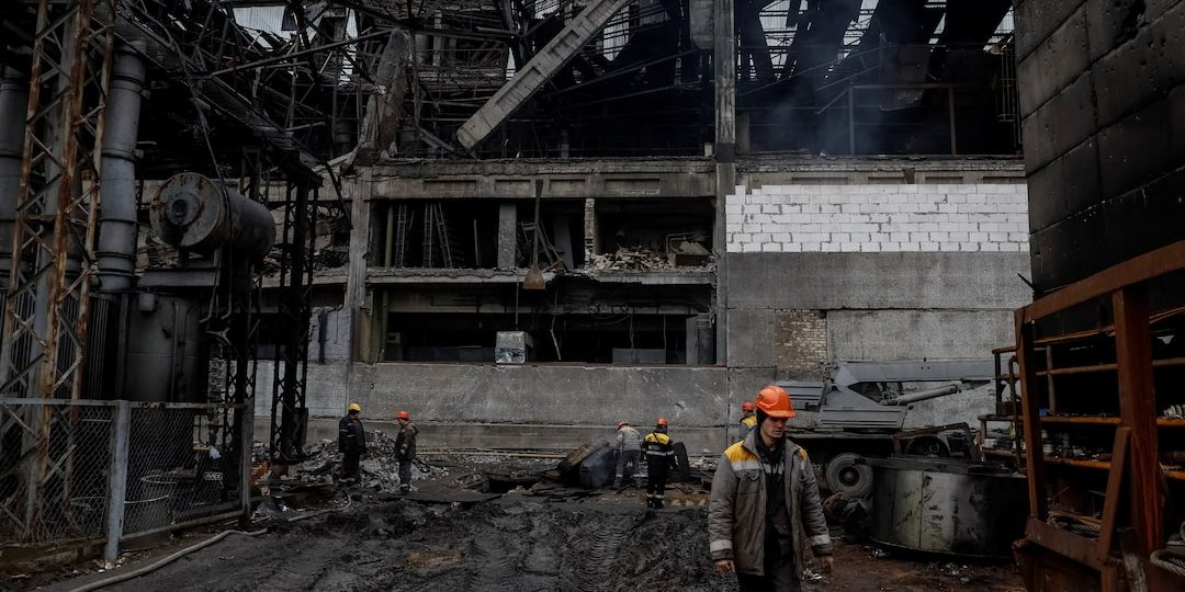Рабочие работают на теплоэлектростанции, поврежденной российским ракетным ударом в неразглашенном месте в Украине, 13 ноября 2025 год (Фото: REUTERS/Gleb Garanich)