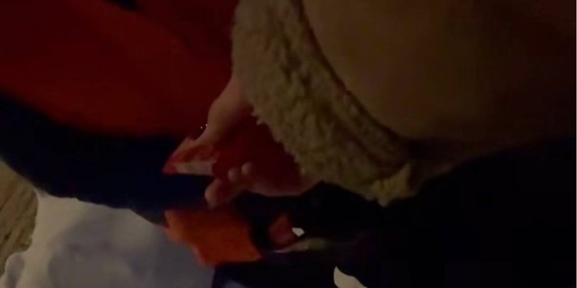 Девушка угостила коммунальщиков вкусностями (Фото: jujuvonter/Threads/скриншот)