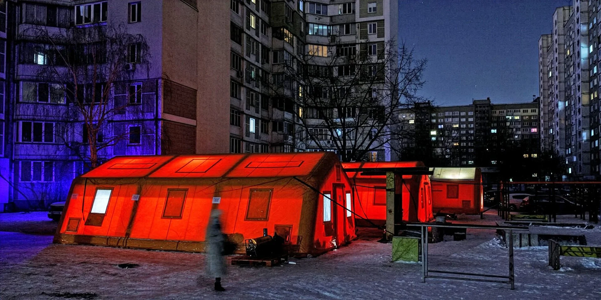 Намети, як Пункти незламності, в яких мешканці Києва відновлювали сили заряджали гаджети, грілися від тепла, що надавали дизельні генератори (Фото: REUTERS)