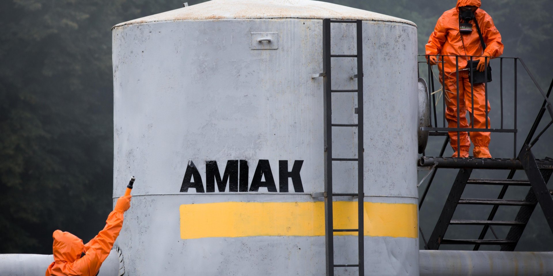 Українські рятувальники замірюють рівень аміаку в повітрі (Фото: Depositphotos)