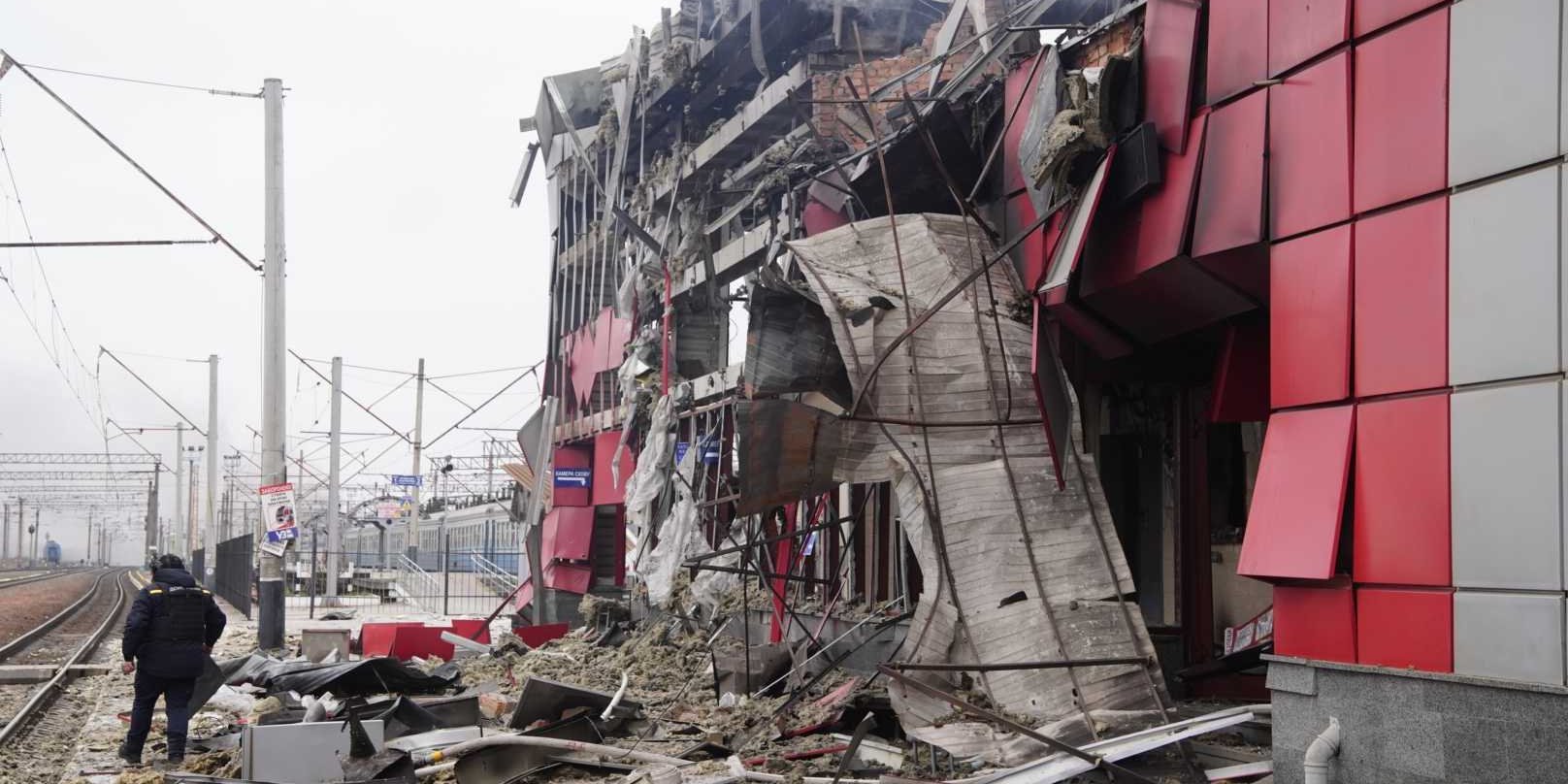 Зруйнований залізничний вокзал у Фастові Київської області, 6 грудня 2025 року (Фото: Сергій Окунєв / NV)