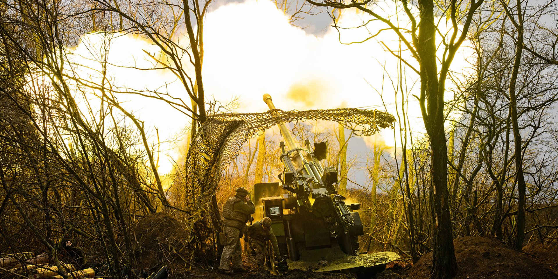 The crew of the CAESAR self-propelled gun of the 148th artillery brigade fires from a camouflaged position near Pokrovsk in Donetsk Oblast (Photo: Maciek Musialek / Anadolu via Reuters)