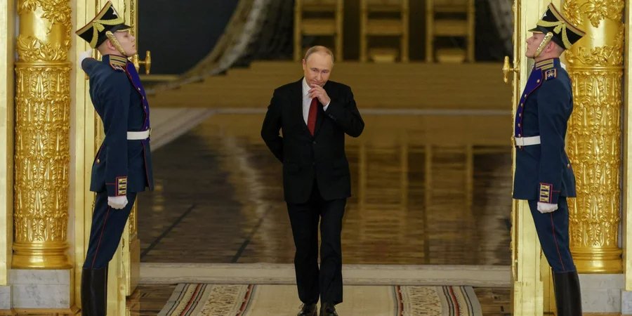 Російський диктатор Володимир Путін виходить до іноземних дипломатів у Кремлі, 15 січня 2026 року (Фото: REUTERS/Ramil Sitdikov/Pool)