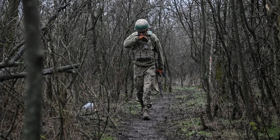 Артилерист 152-ї окремої єгерської бригади йде після стрільби по позиціях російських окупантів недалеко від міста Покровськ у Донецькій області, 11 грудня 2025 року (Фото: REUTERS/Stringer)