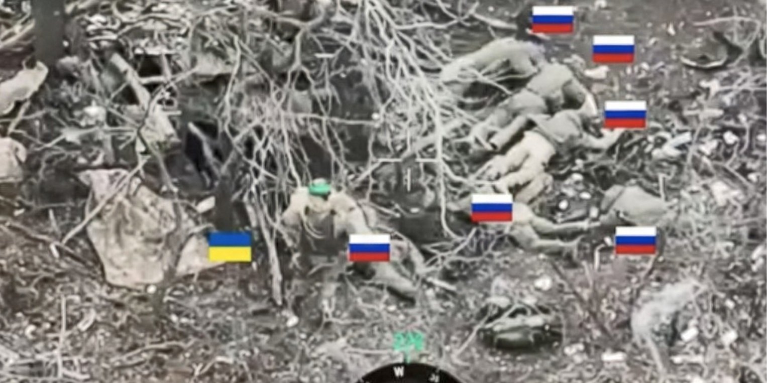 Украинский боец возле взятых в плен российских штурмовиков (иллюстративное фото) (Фото: DR)