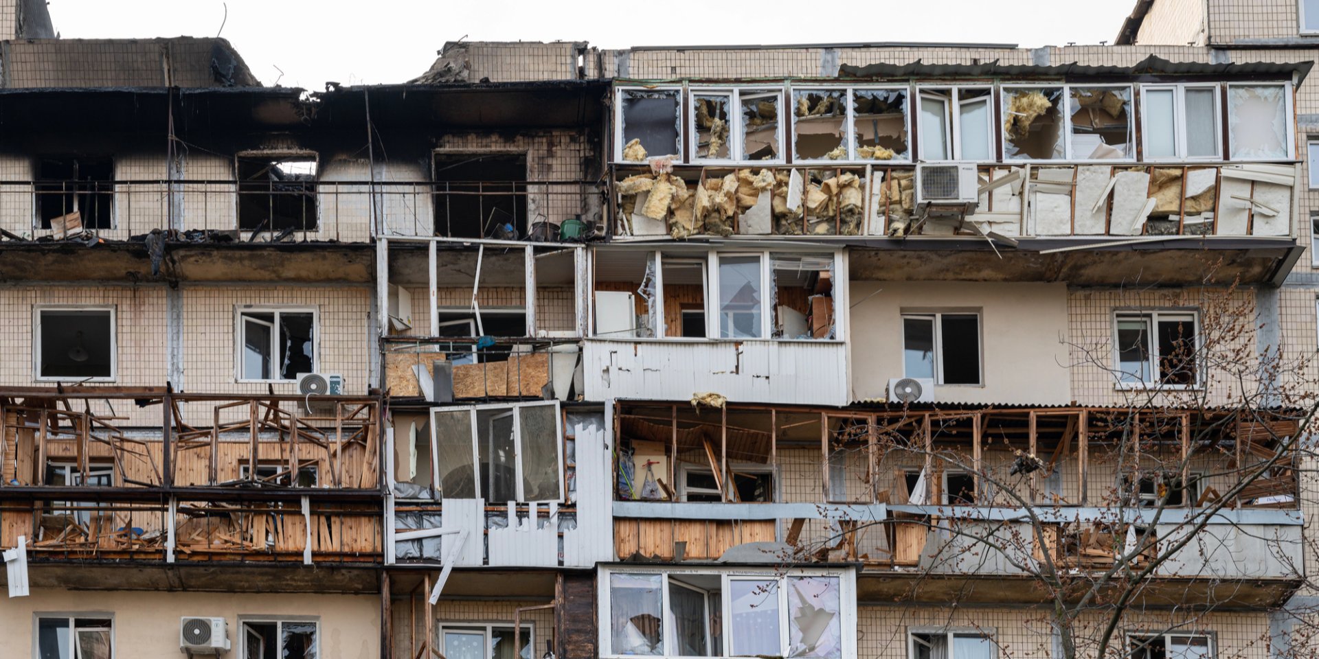 Жилой дом в Киеве, поврежденный во время российского ракетного обстрела (Фото: taratata/Depositphotos)