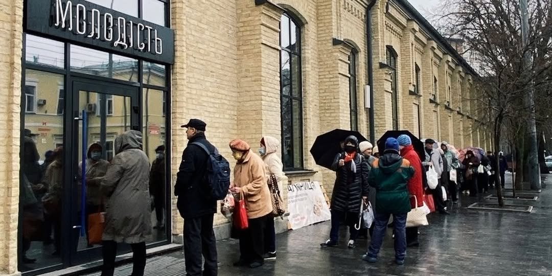 Очередь за обедами в Молодость (Фото: instagram @molodistkyiv)