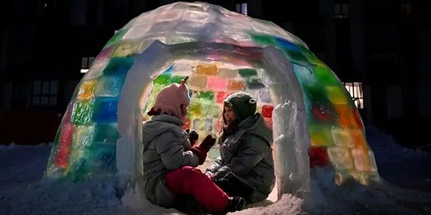 Обов’язково тримати в теплі ноги, руки та голову, навіть удома (Фото: AFP)