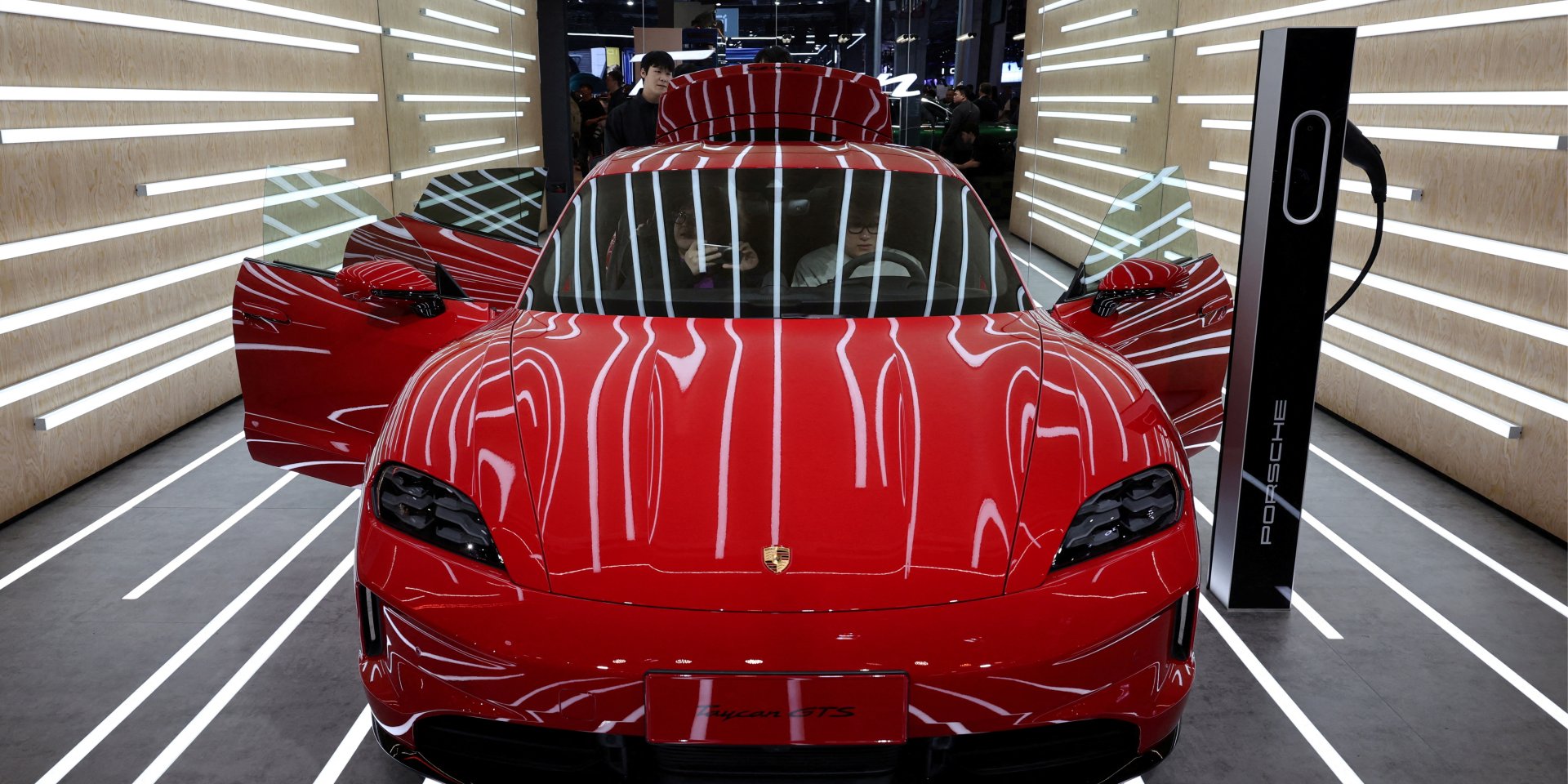 Электрический Porsche Taycan провалился в продаже в 2024 году (Фото: REUTERS/Go Nakamura)