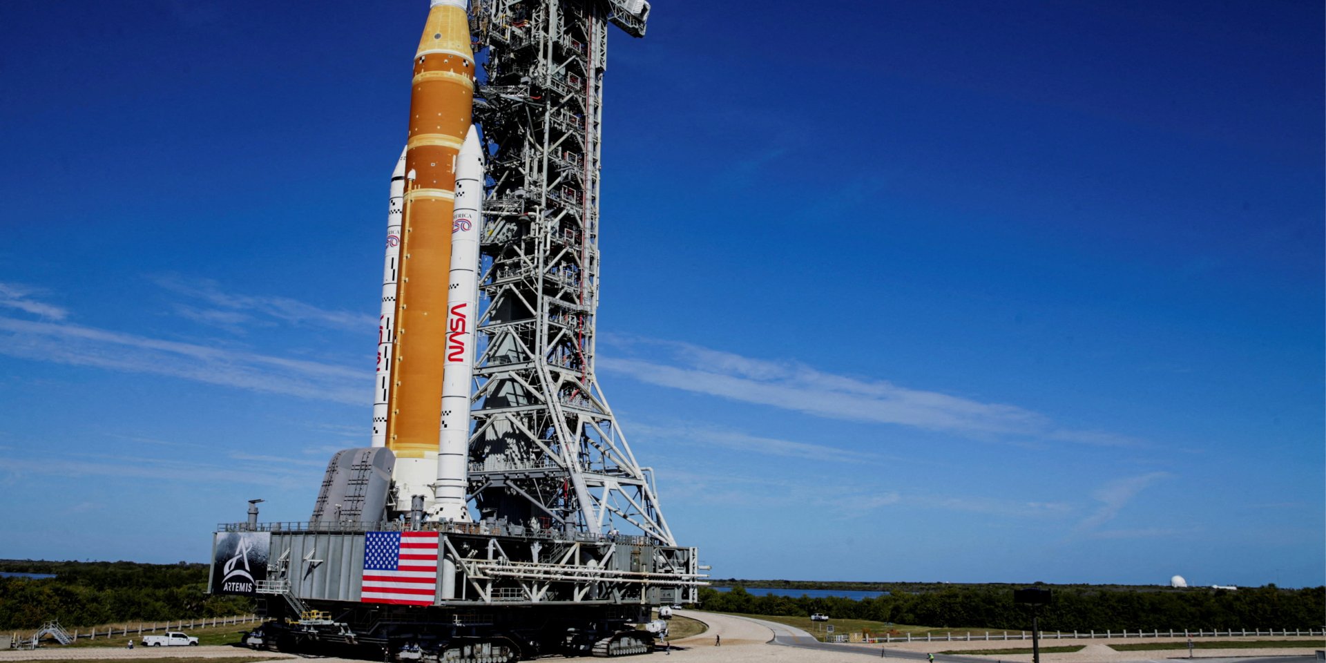 Ракета Space Launch System (SLS) с капсулой для экипажа Orion движется к стартовой площадке в Космическом центре Кеннеди на мысе Канаверал, 17 января 2026 года (Фото: REUTERS/Joe Skipper)