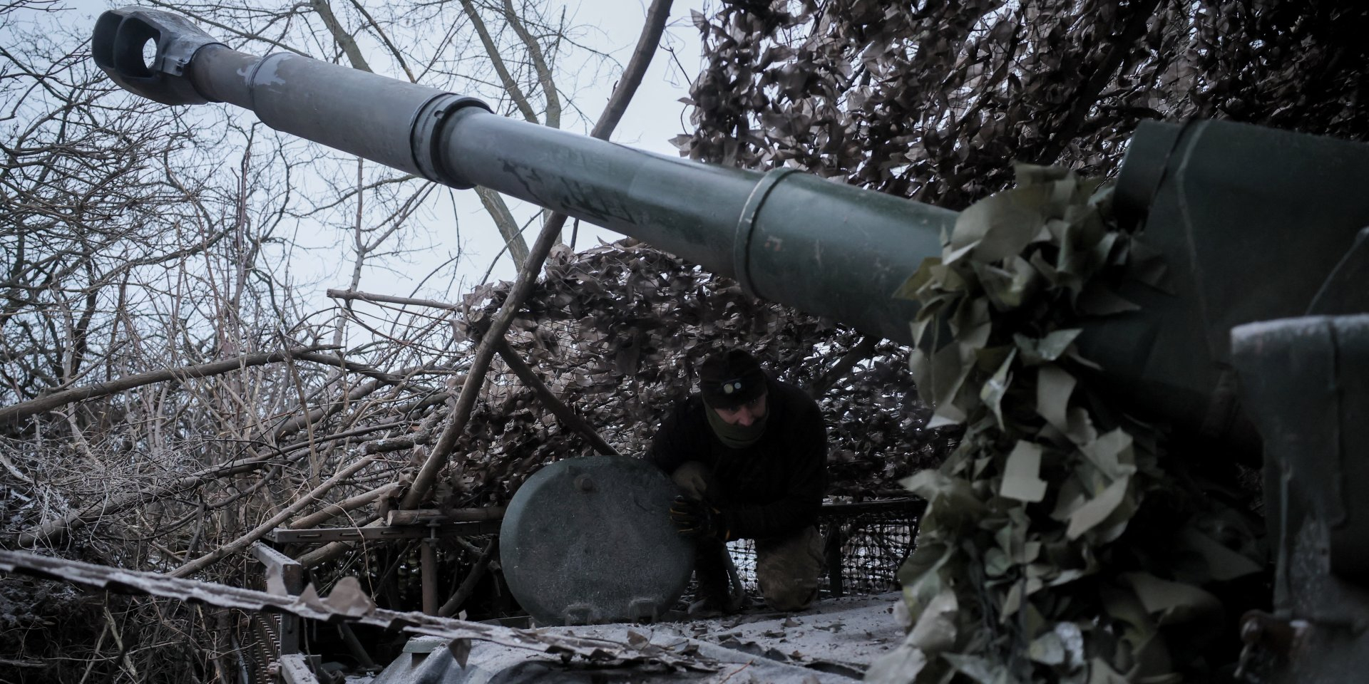 Ukrainian soldier are firing the enemy positions near Chasiv Yar (Photo: Ukrainian Armed Forces/Handout via REUTERS)