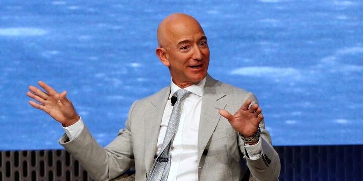 Джефф Безос, основатель Amazon и Blue Origin, выступает на Космическом саммите имени Джона Ф. Кеннеди (Фото: REUTERS/Кэтрин Тейлор/)