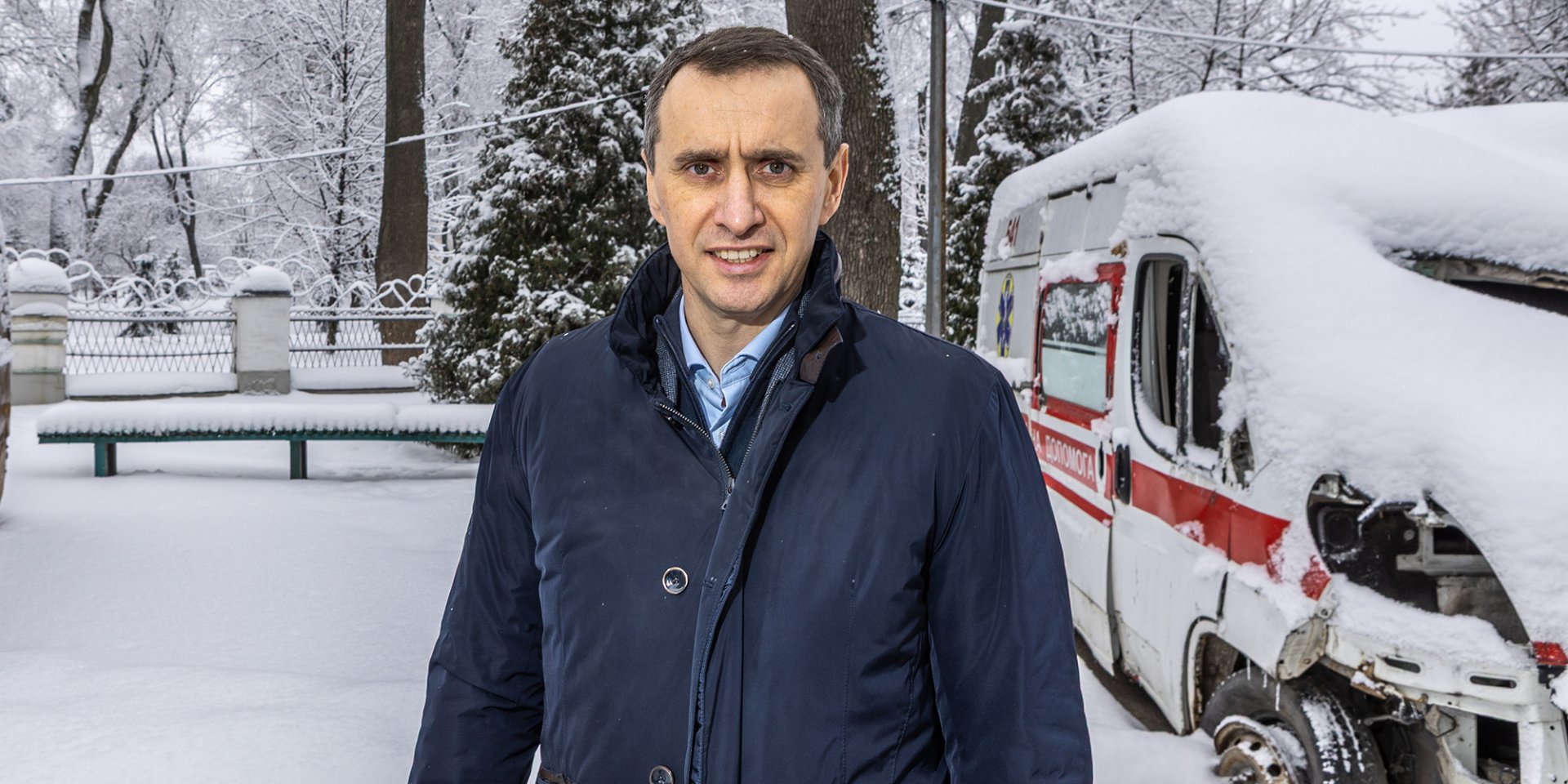 Віктор Ляшко у дворі офісу Міністерства охорони Здоров’я. Позаду нього розтрощена росіськими окупантами «карета» швидкої (Фото: NV/Олександр Мєдвєдєв)