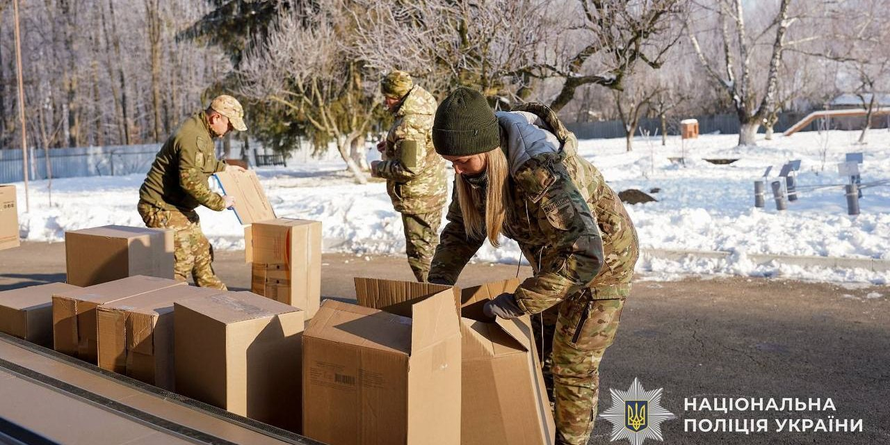 Law enforcement officers built shelters for stray animals (Photo: Main Directorate of the National Police in Zakarpattia Oblast)