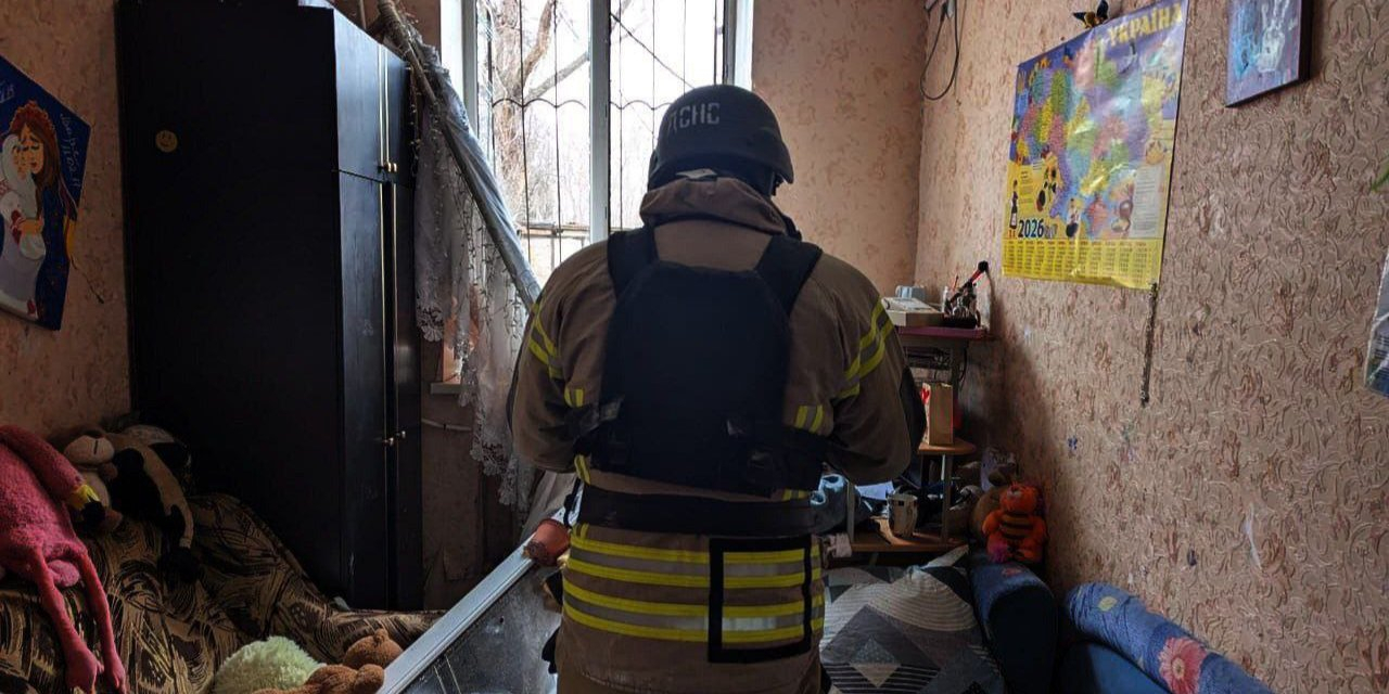 A rescuer in a house damaged by a Russian attack, Kryvyi Rih, January 22, 2026 (Photo: State Emergency Service of Ukraine / Telegram)