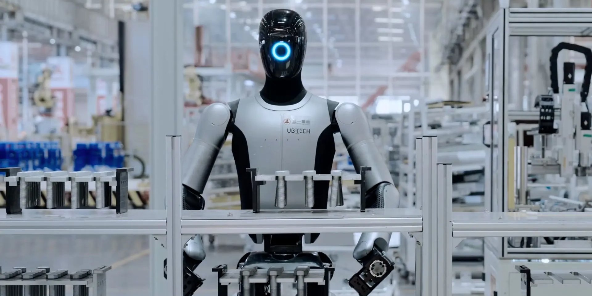 Робот выполняет действия, подобные человеческим (Фото: UBTech Robotics/YouTube)